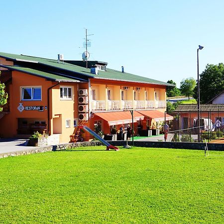 Bed And Breakfast Restaurant Dp Donji Zvecaj Luaran gambar