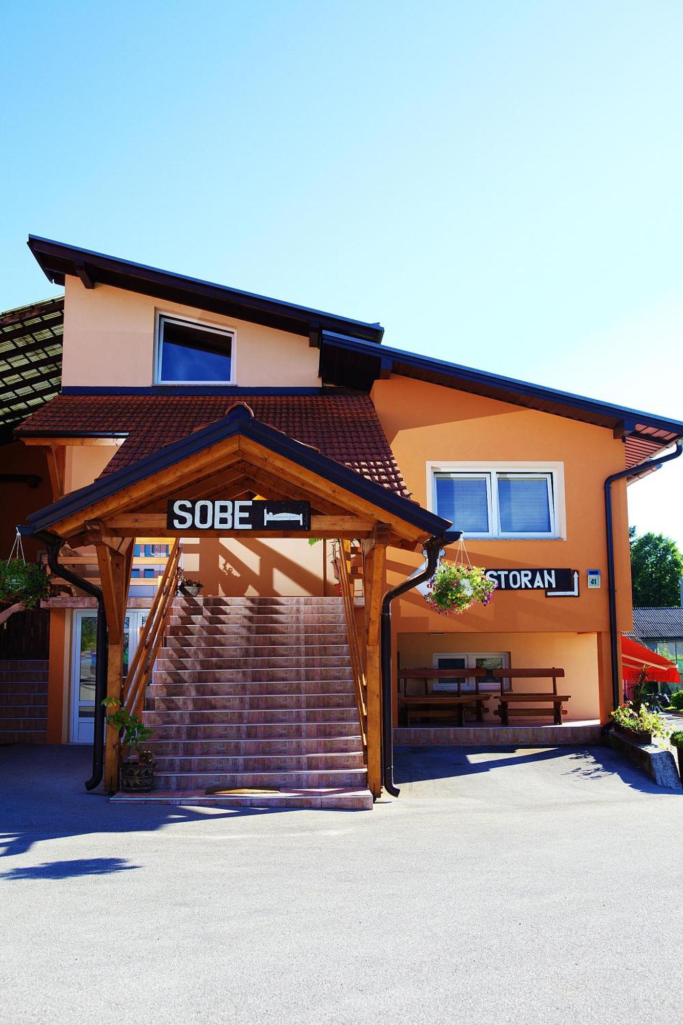 Bed And Breakfast Restaurant Dp Donji Zvecaj Luaran gambar