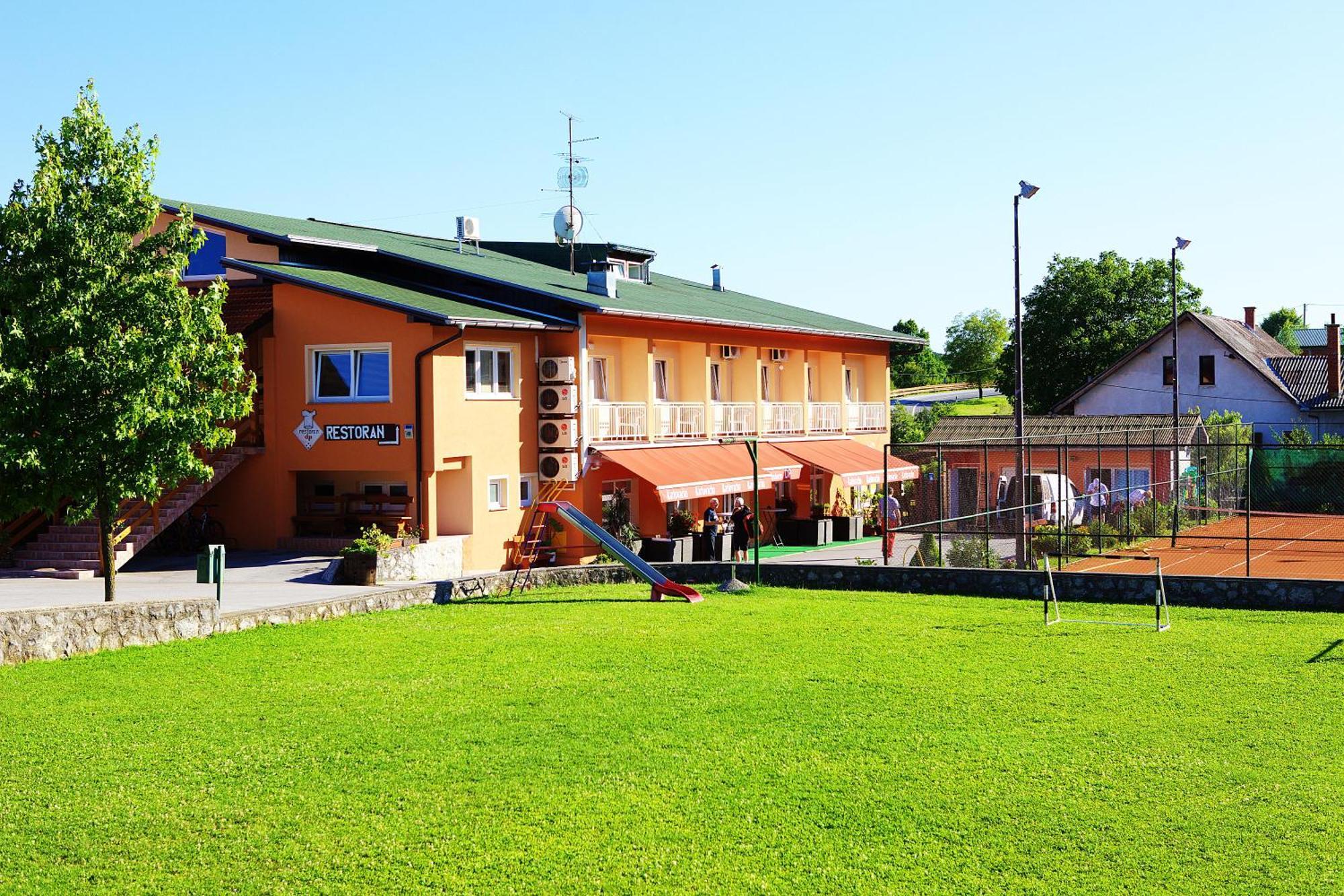 Bed And Breakfast Restaurant Dp Donji Zvecaj Luaran gambar