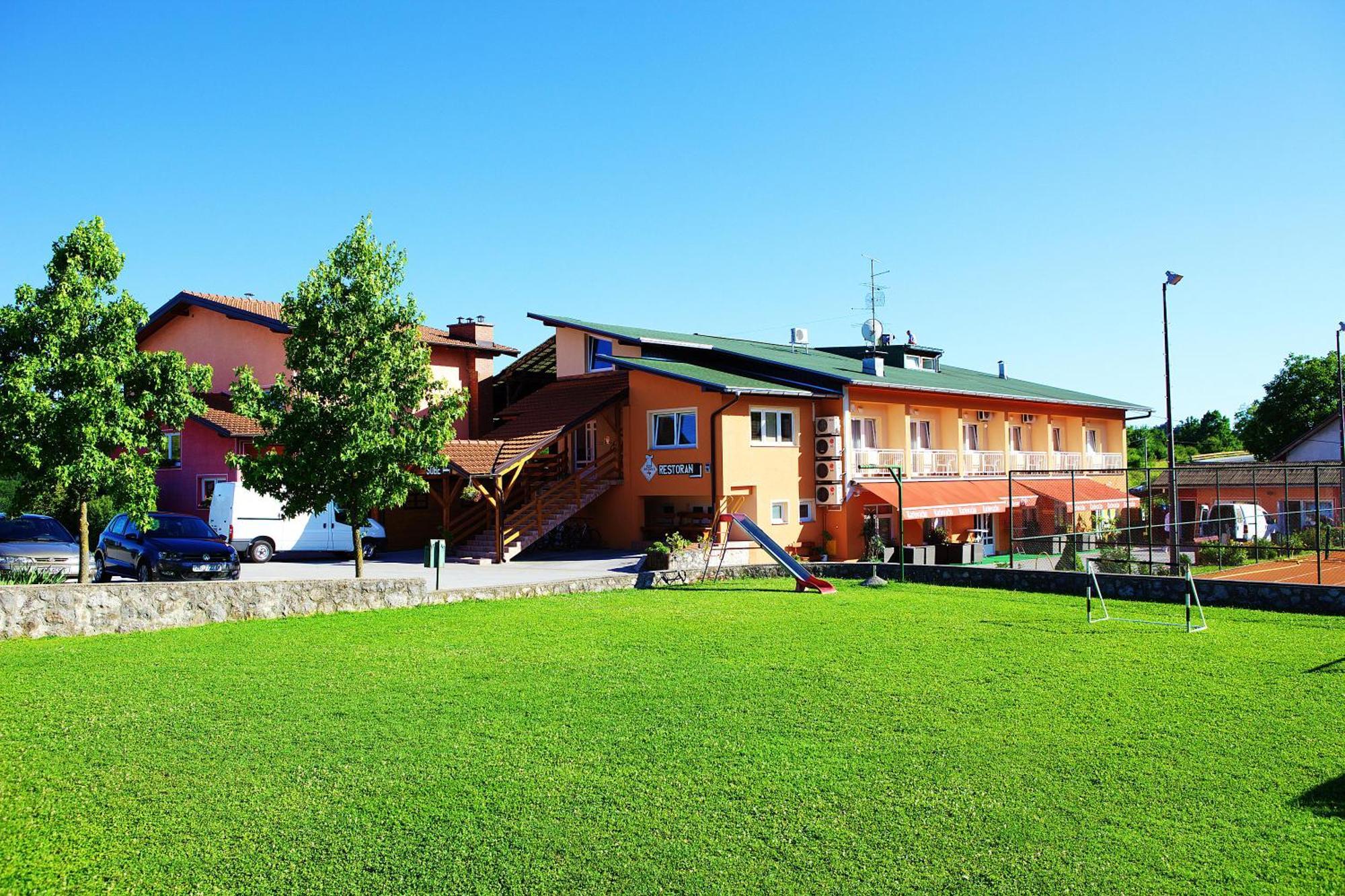 Bed And Breakfast Restaurant Dp Donji Zvecaj Luaran gambar