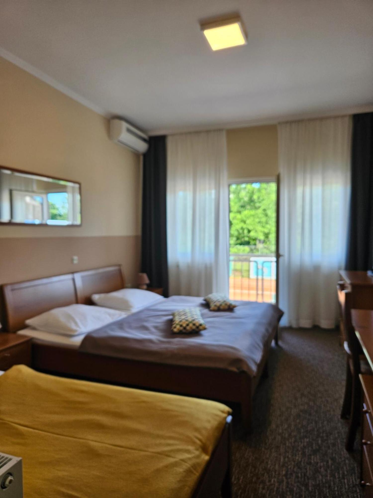 Bed And Breakfast Restaurant Dp Donji Zvecaj Bilik gambar