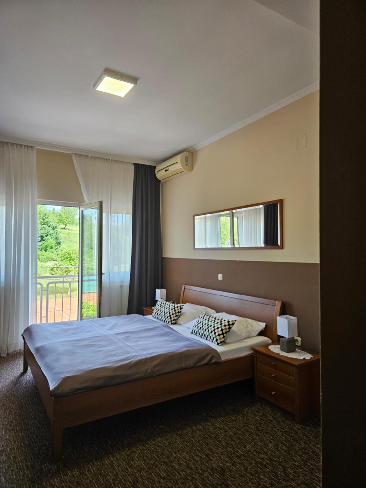 Bed And Breakfast Restaurant Dp Donji Zvecaj Luaran gambar