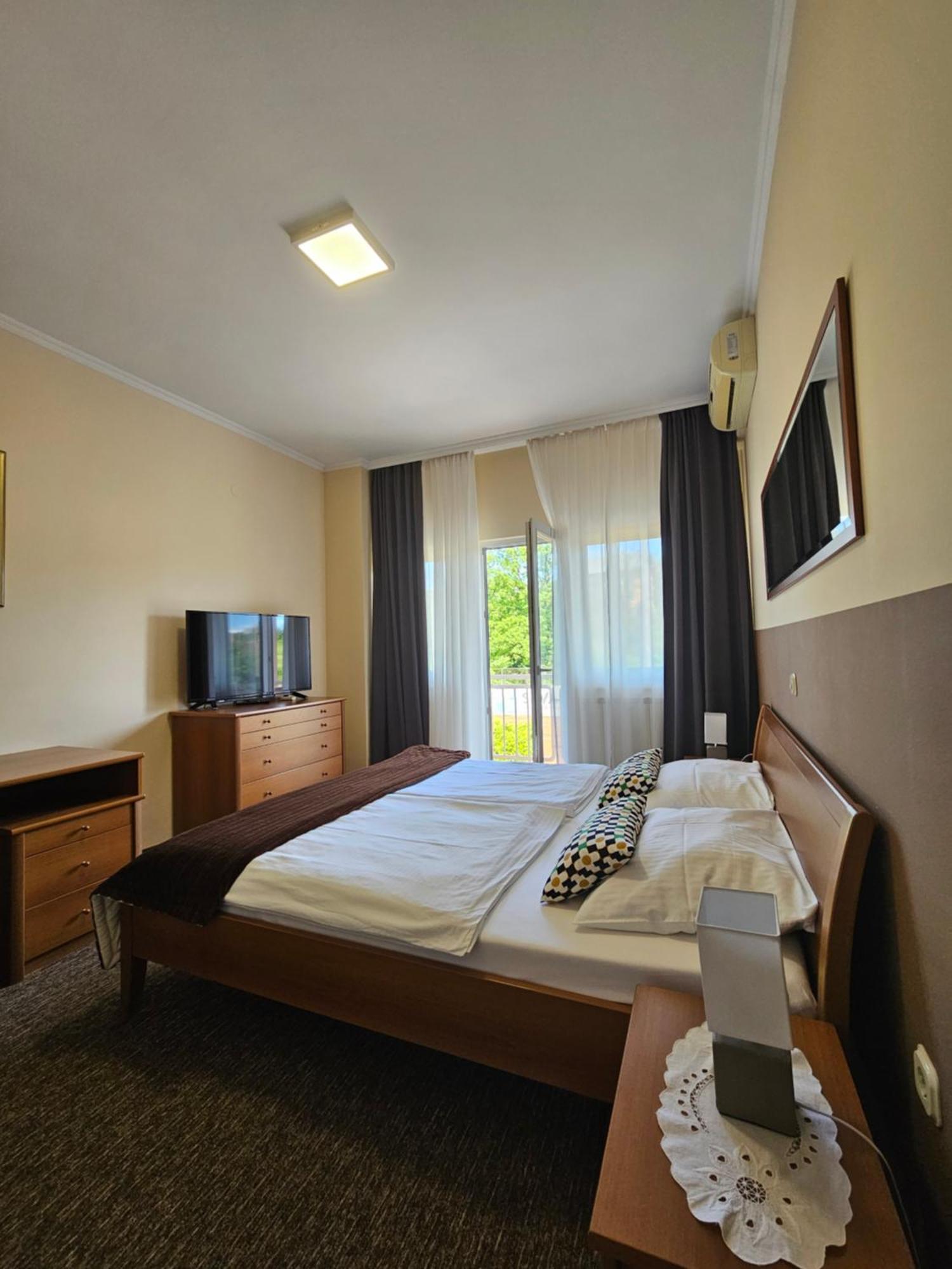 Bed And Breakfast Restaurant Dp Donji Zvecaj Luaran gambar