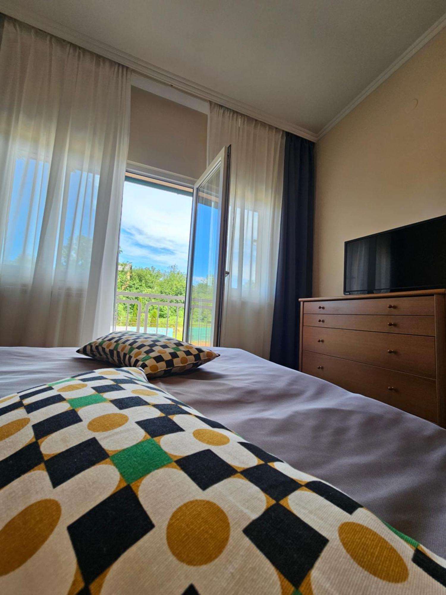 Bed And Breakfast Restaurant Dp Donji Zvecaj Bilik gambar