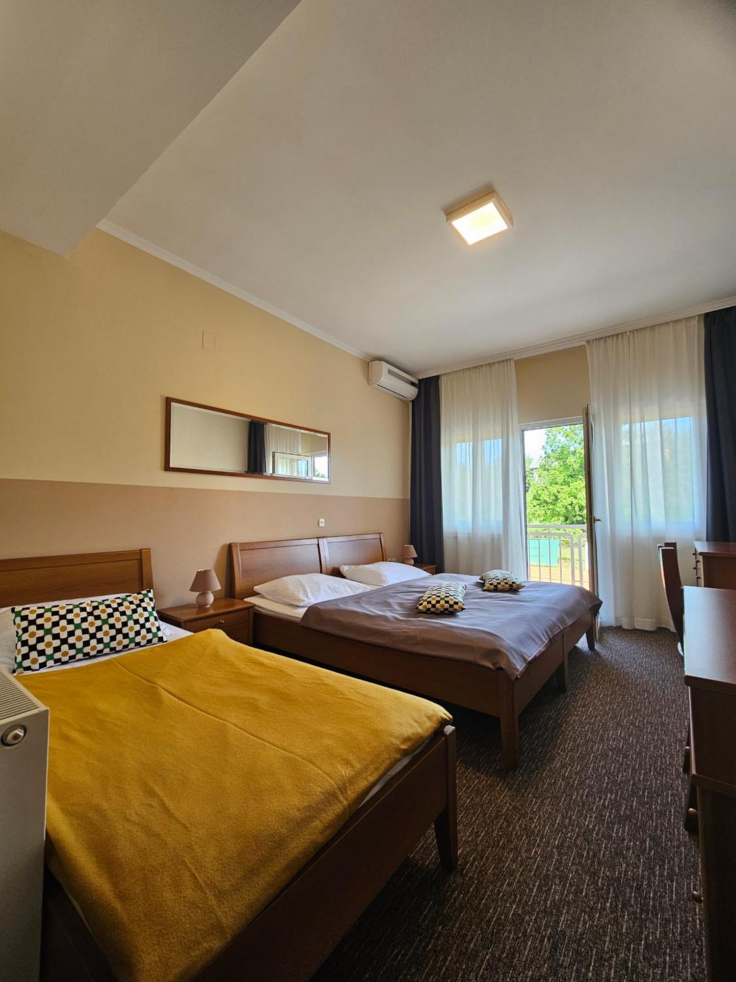 Bed And Breakfast Restaurant Dp Donji Zvecaj Bilik gambar
