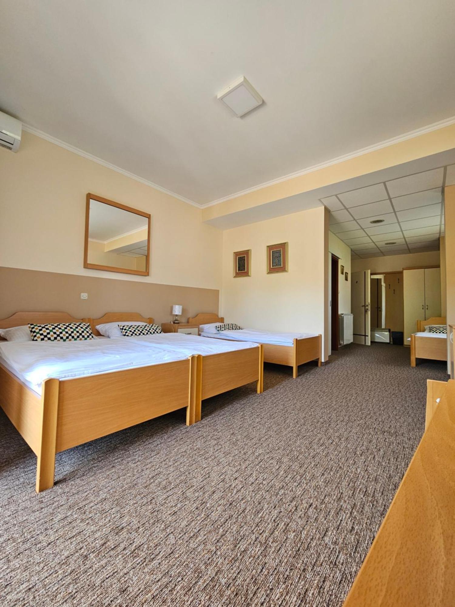 Bed And Breakfast Restaurant Dp Donji Zvecaj Luaran gambar