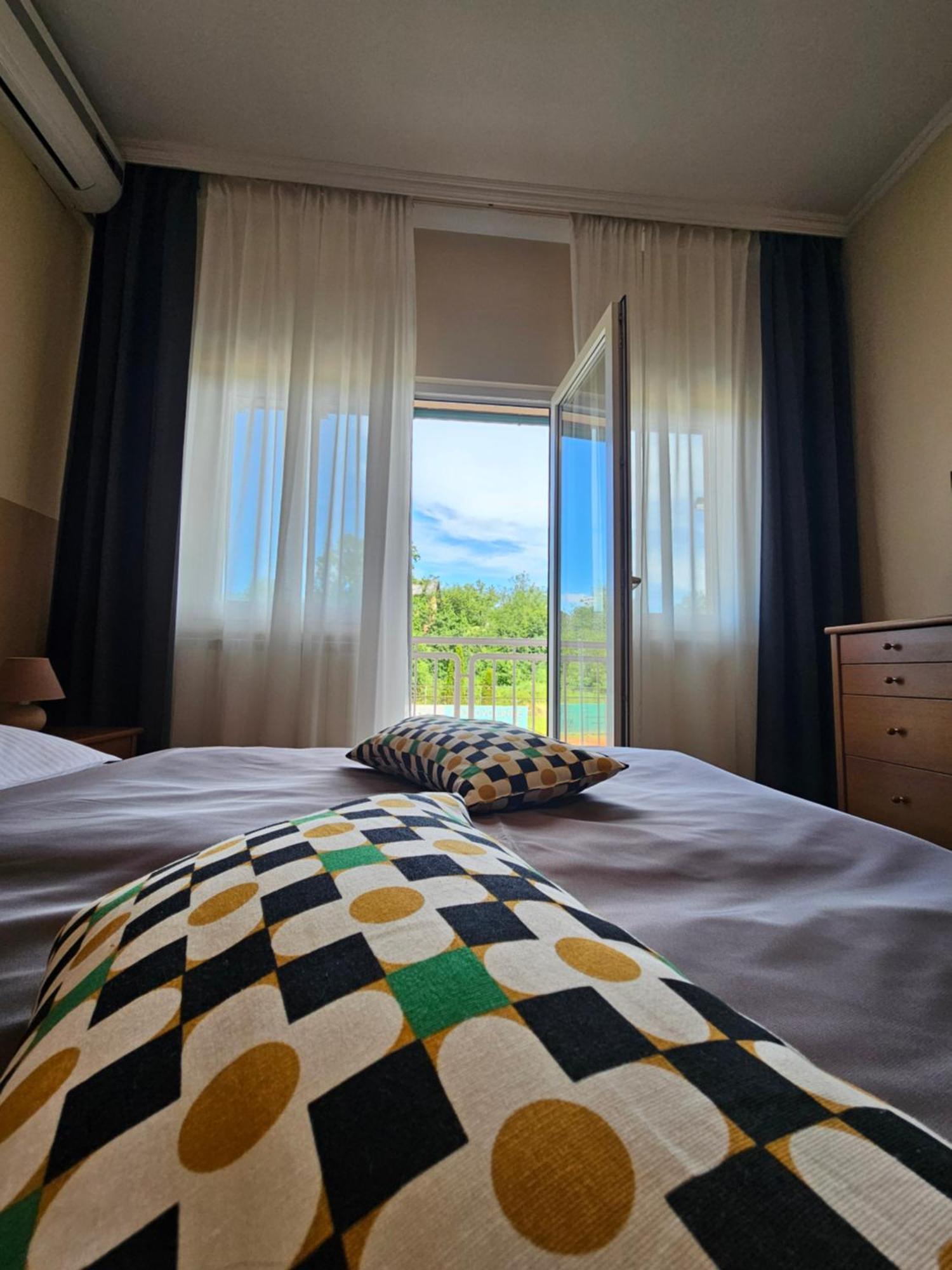 Bed And Breakfast Restaurant Dp Donji Zvecaj Luaran gambar