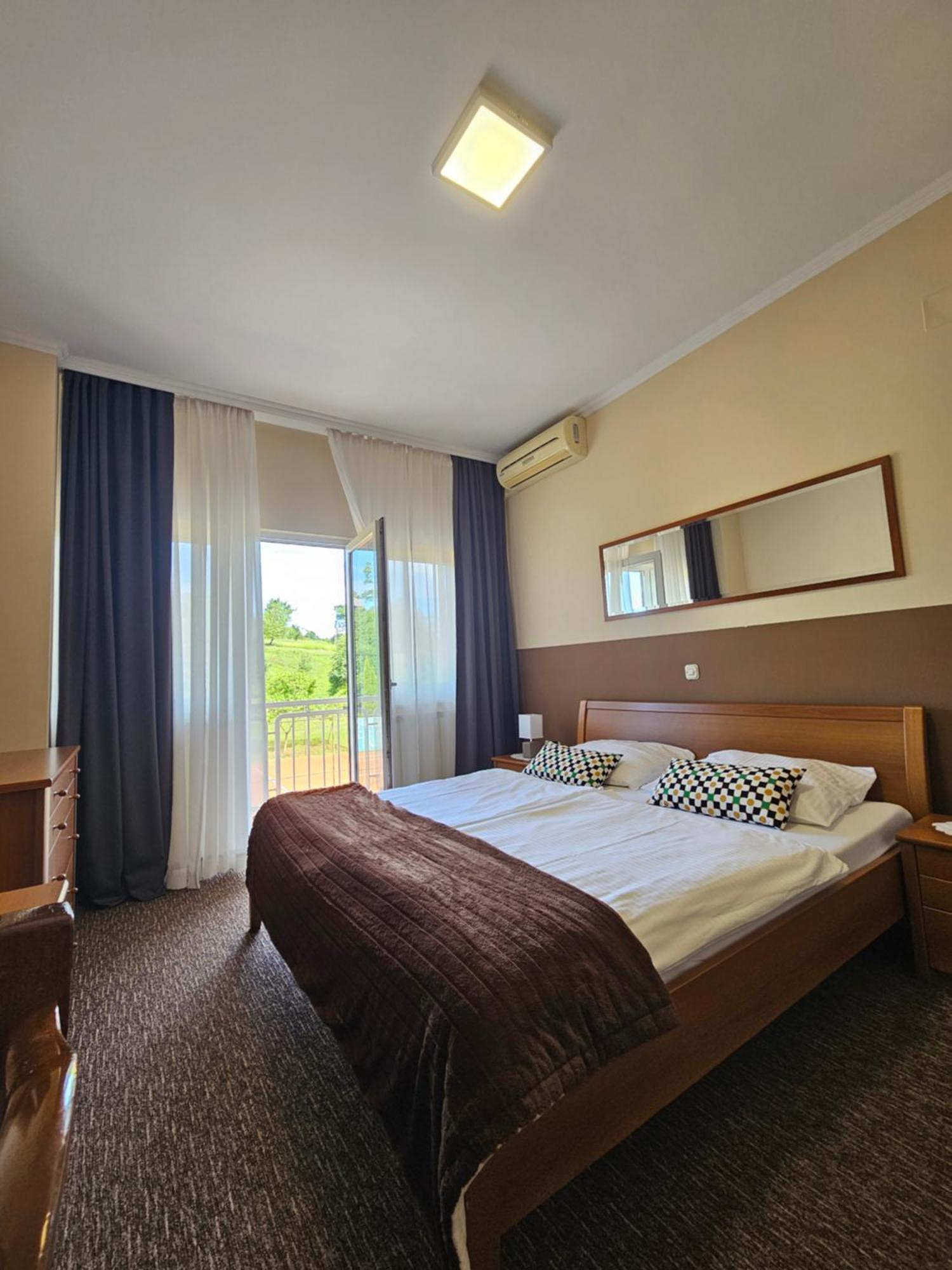 Bed And Breakfast Restaurant Dp Donji Zvecaj Bilik gambar