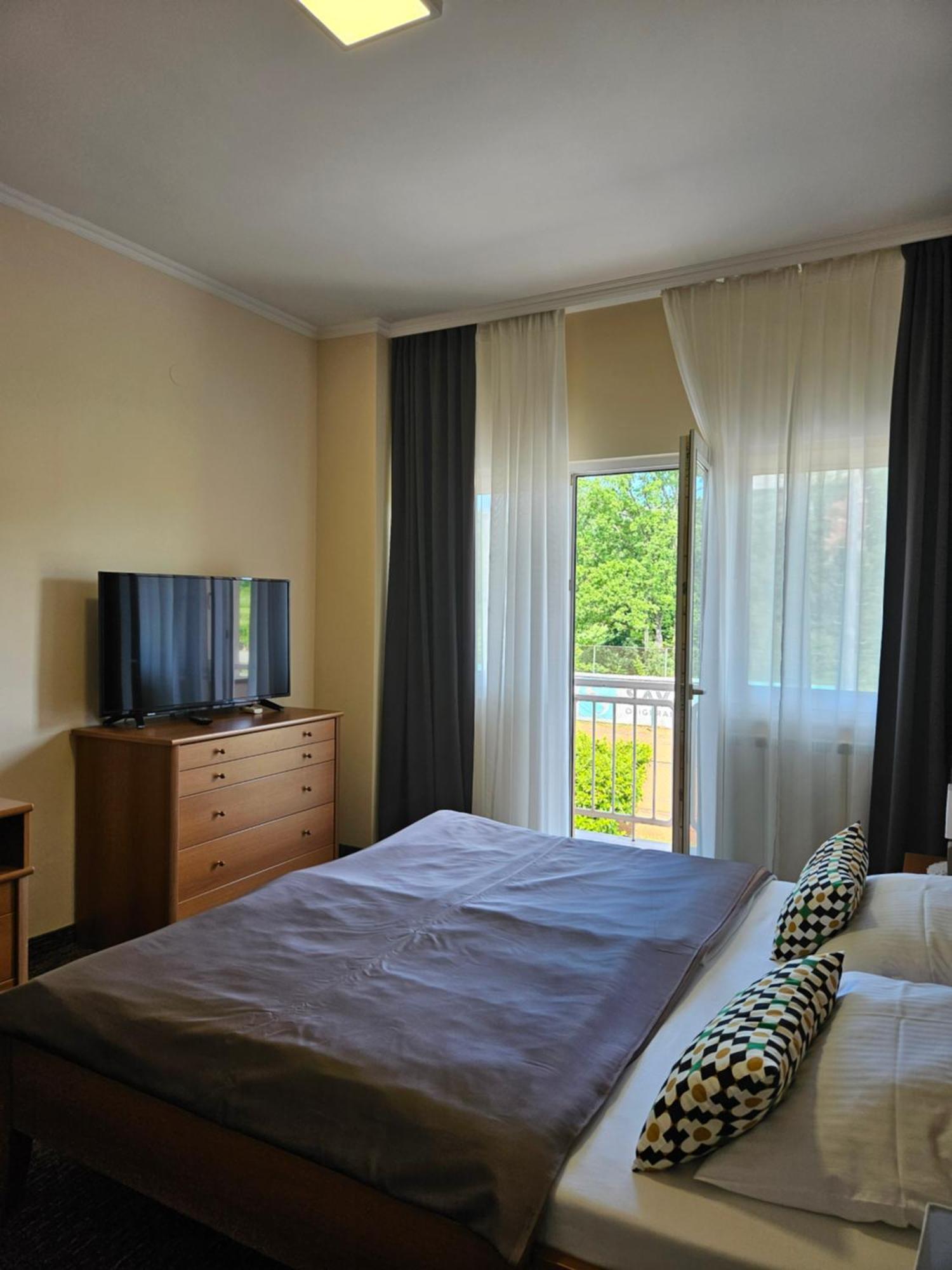 Bed And Breakfast Restaurant Dp Donji Zvecaj Bilik gambar