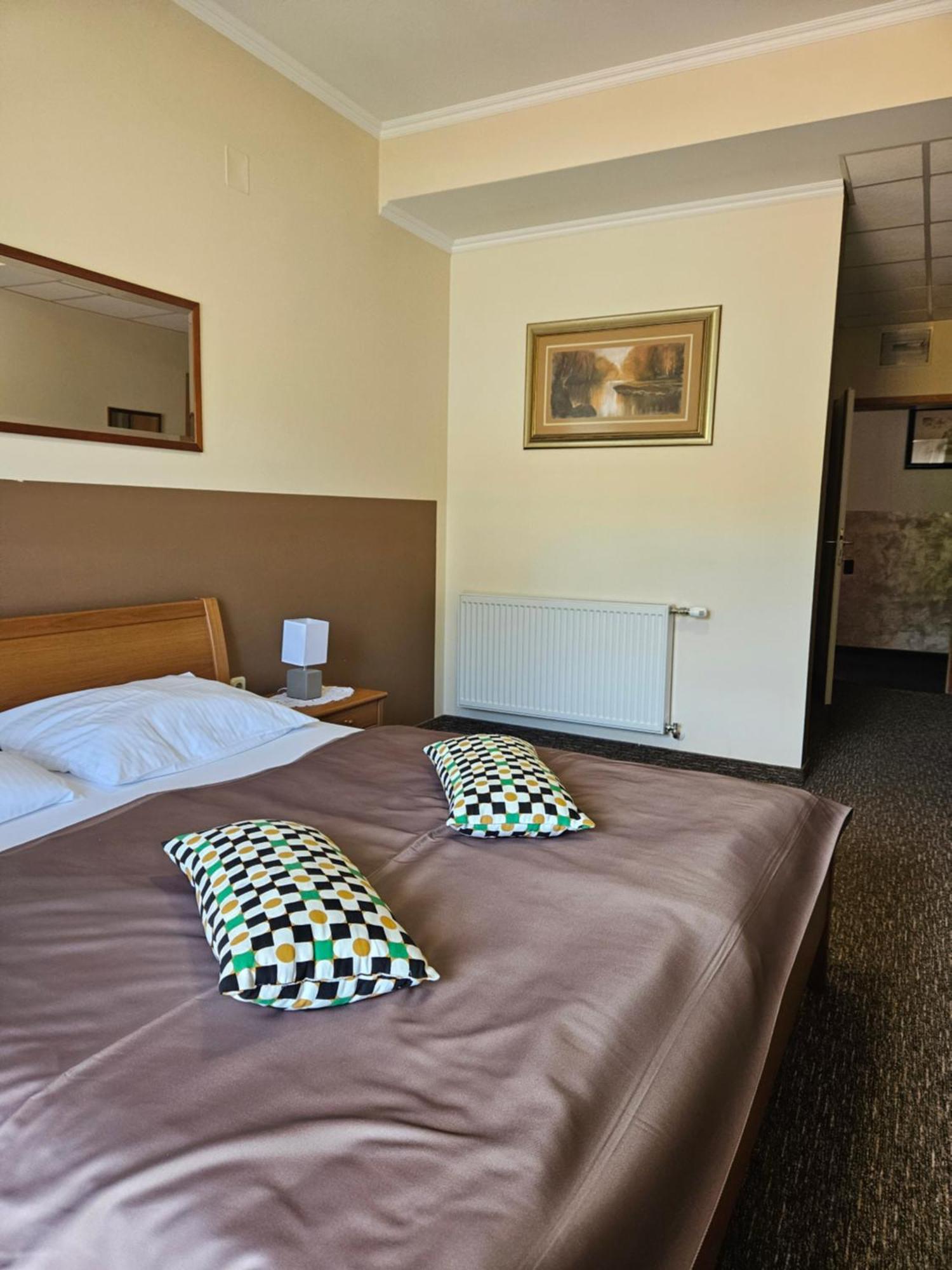 Bed And Breakfast Restaurant Dp Donji Zvecaj Luaran gambar