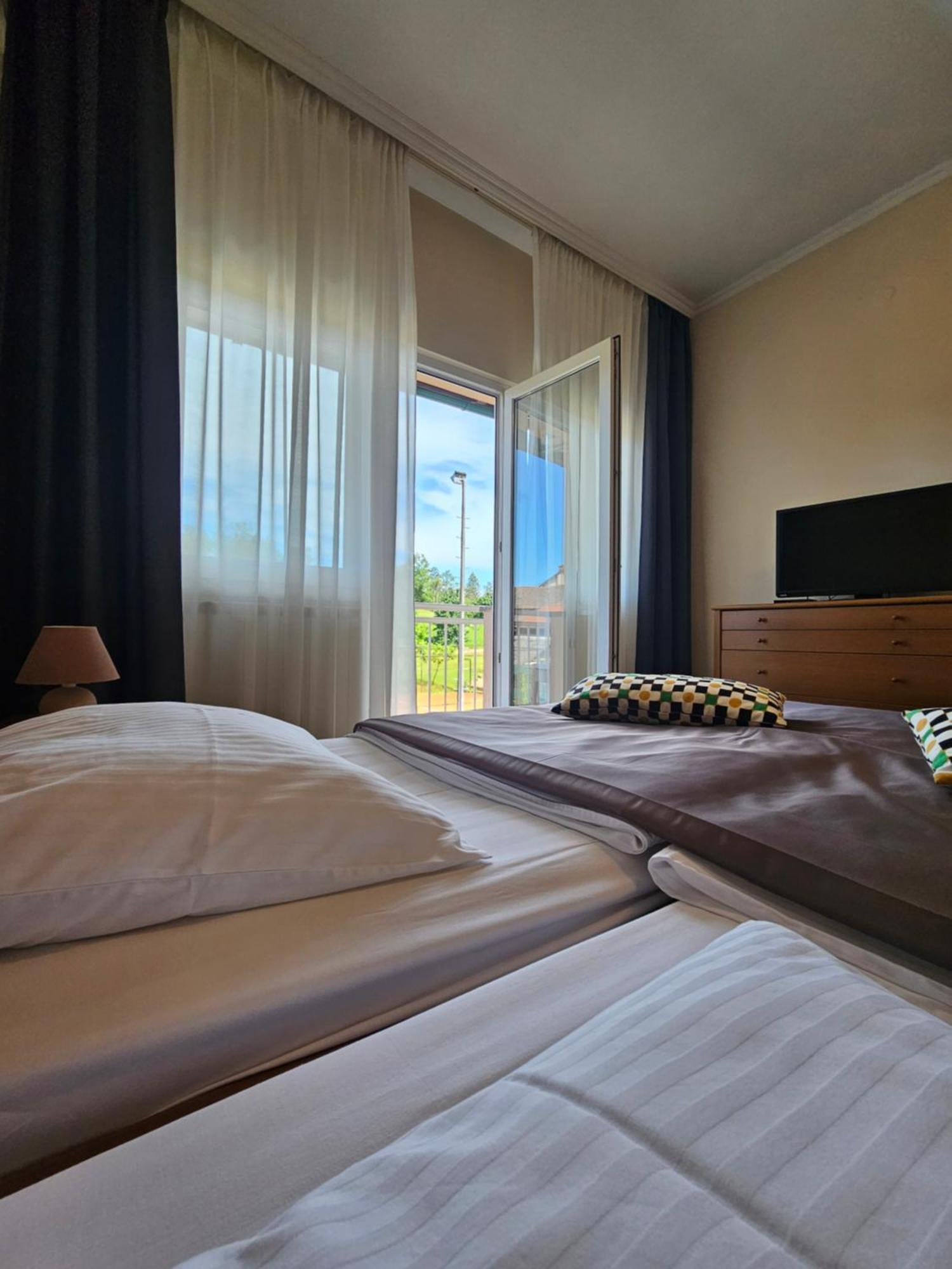 Bed And Breakfast Restaurant Dp Donji Zvecaj Luaran gambar