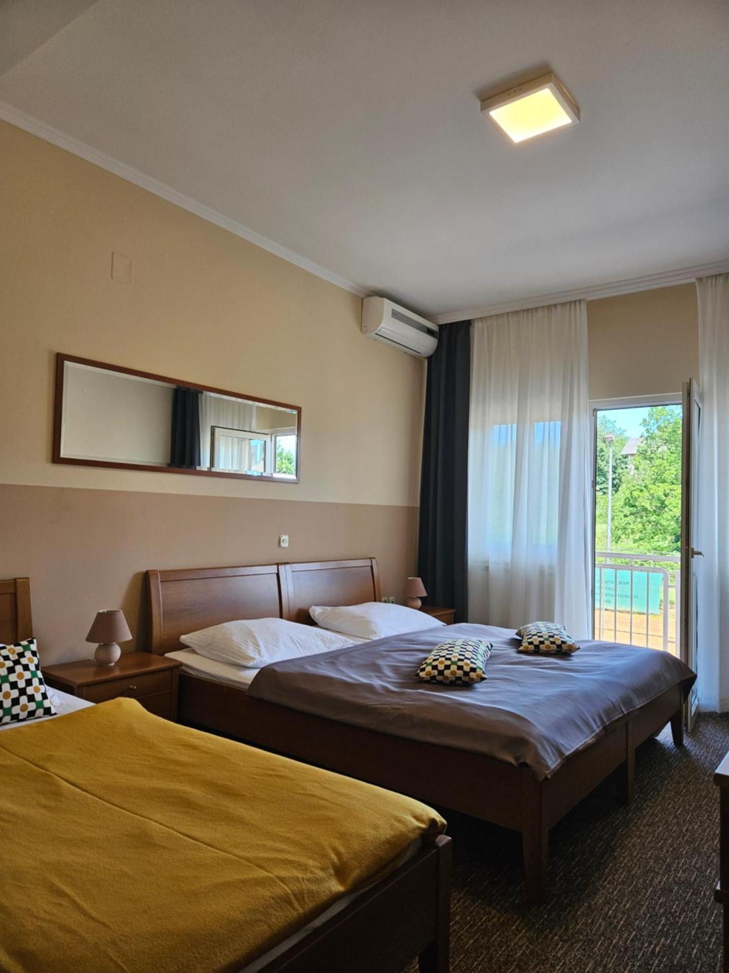 Bed And Breakfast Restaurant Dp Donji Zvecaj Luaran gambar