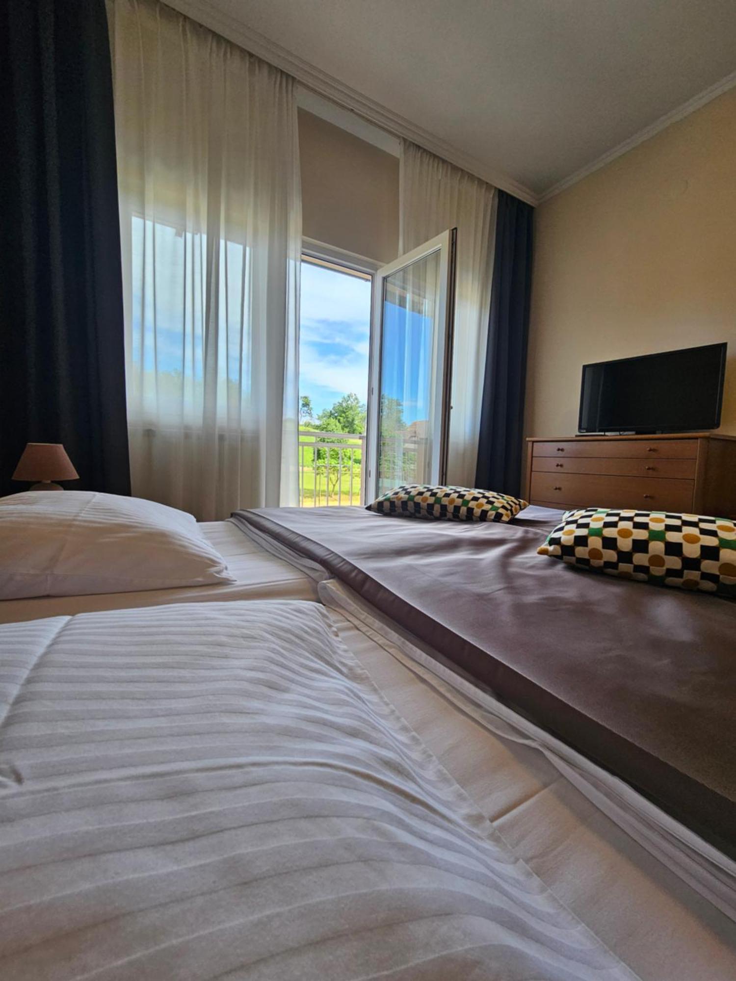 Bed And Breakfast Restaurant Dp Donji Zvecaj Luaran gambar