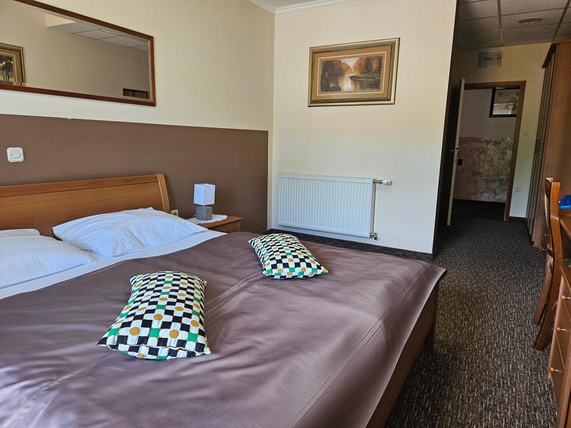 Bed And Breakfast Restaurant Dp Donji Zvecaj Luaran gambar
