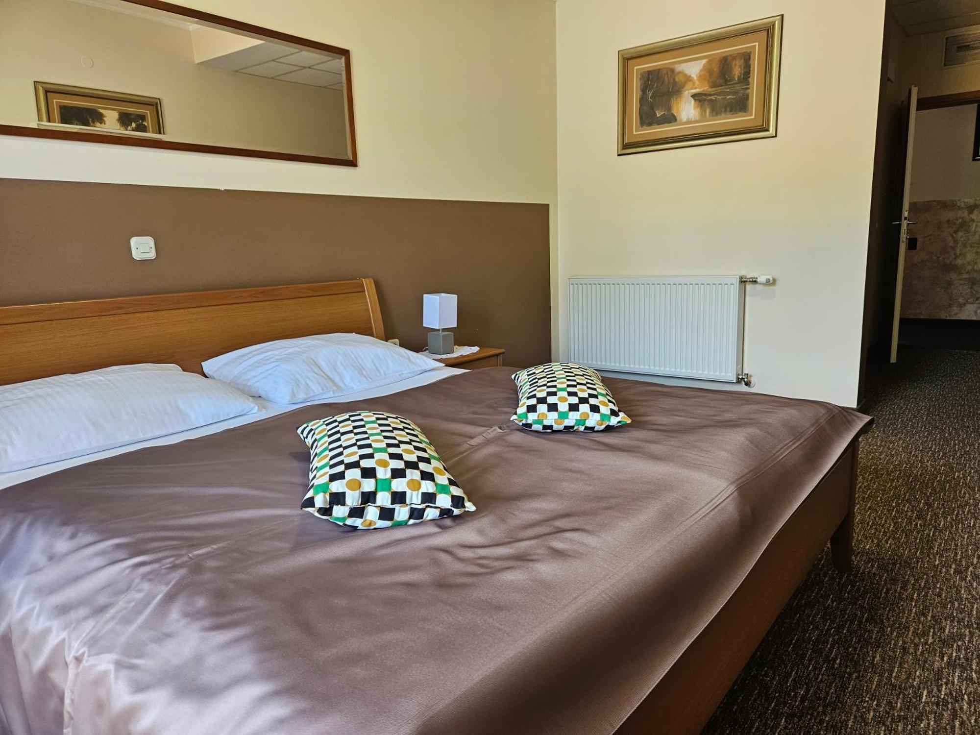 Bed And Breakfast Restaurant Dp Donji Zvecaj Luaran gambar