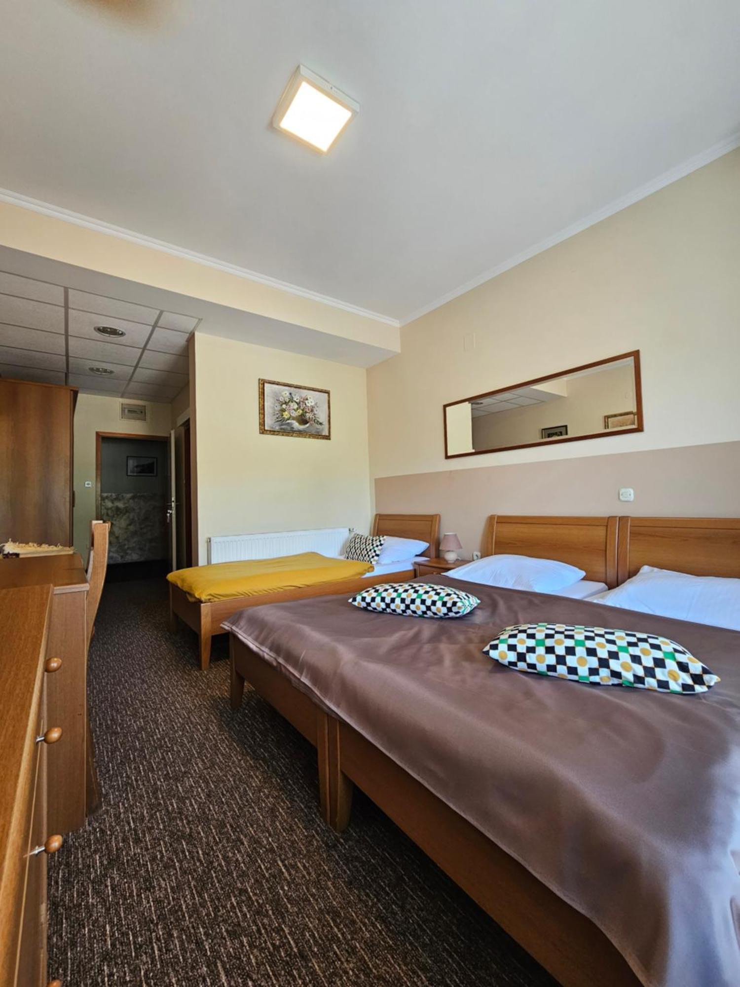 Bed And Breakfast Restaurant Dp Donji Zvecaj Bilik gambar