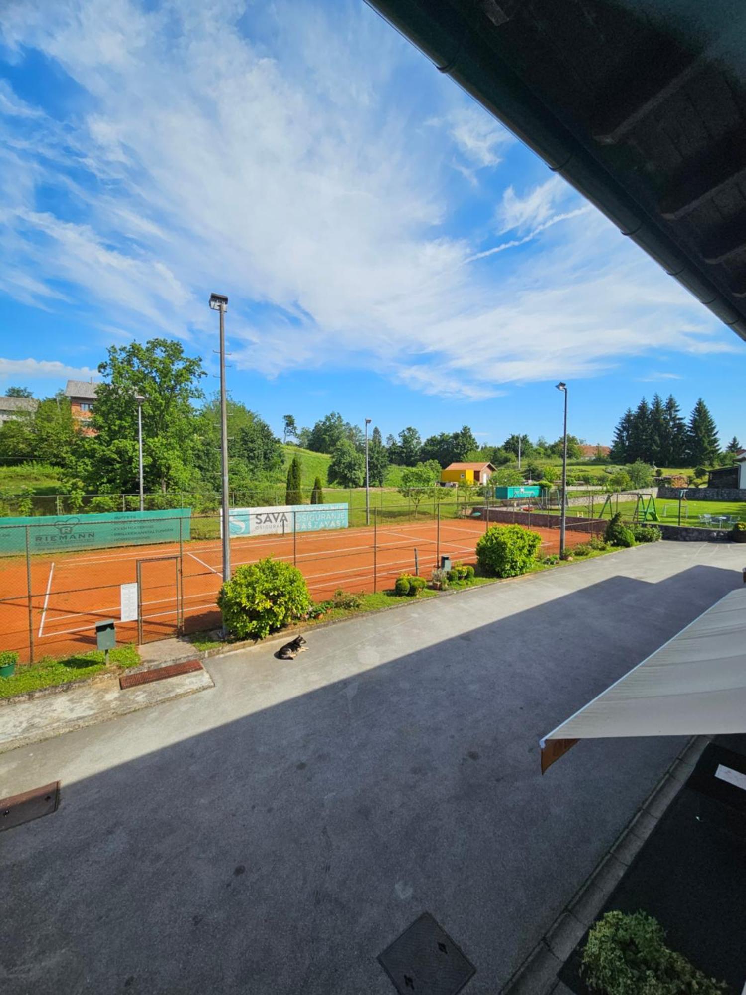 Bed And Breakfast Restaurant Dp Donji Zvecaj Luaran gambar