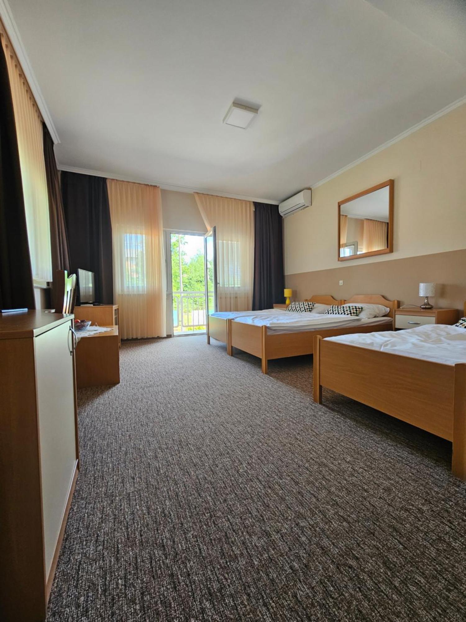 Bed And Breakfast Restaurant Dp Donji Zvecaj Luaran gambar
